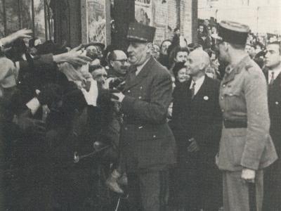 Le Général de Gaulle parcourant les rues de la Ville © Magazine municipal de 1971