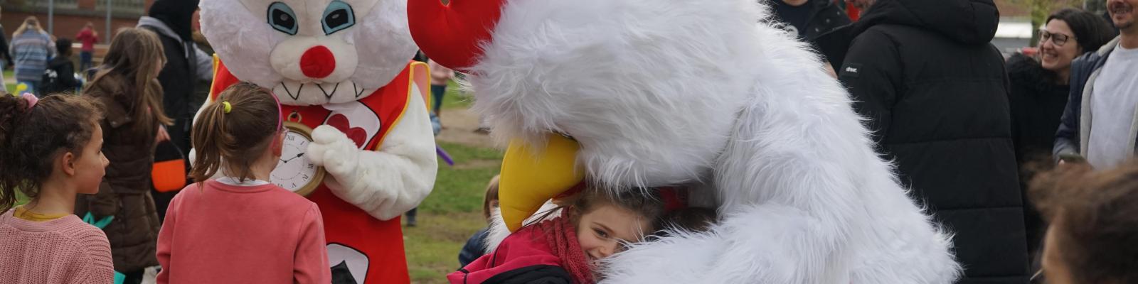 Chasse aux œufs 2023 : un lapin et une poule géante avec les enfants dans le Parc Malraux © Ville de La Madeleine