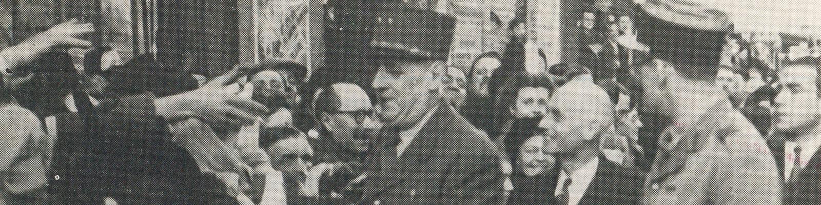 Le Général de Gaulle parcourant les rues de la Ville © Magazine municipal de 1971
